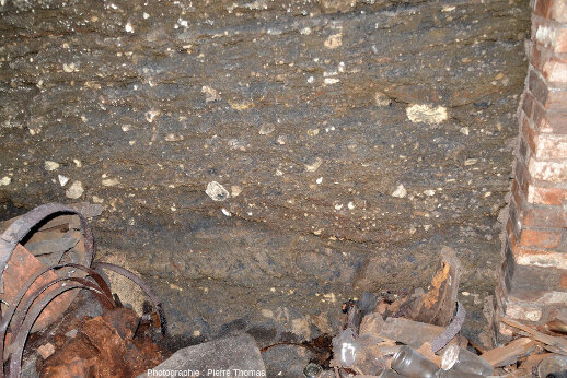 Cercles de fer, seuls restes des tonneaux et autres cuves encore visibles dans les caves de Clermont-Ferrand (Puy-de-Dôme) en 2011 durant ma visite