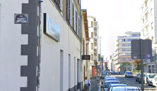 Image d'une plaque de la rue du puits artésien dans le quartier des Salins, juste à la limite Sud du maar, Clermont-Ferrand (Puy-de-Dôme)