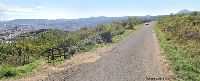 Cadre morphologique de la ville de Clermont-Ferrand et de son maar, vu du Nord depuis les Côtes de Clermont, coulée basaltique miocène en position d'inversion de relief