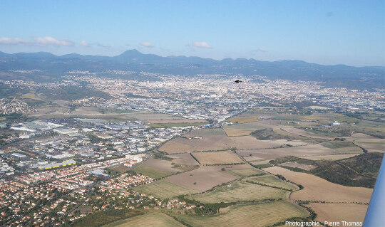 Cadre morphologique de la ville de Clermont-Ferrand et de son maar en vue aérienne prise depuis le Sud-Est