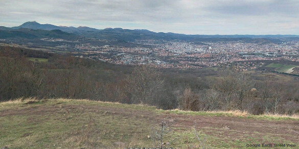 Cadre morphologique de la ville de Clermont-Ferrand et de son maar vu du Sud depuis le plateau de Gergovie, coulée basaltique miocène en position d'inversion de relief