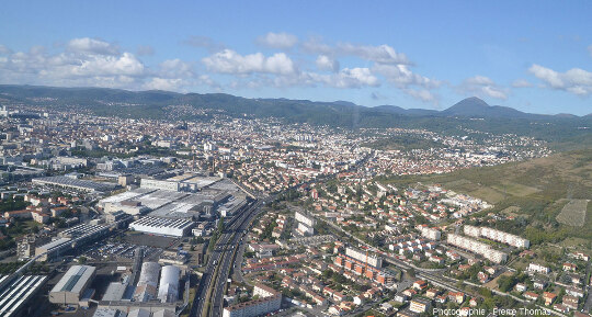 Vue aérienne du Nord-Est de Clermont-Ferrand, qui résume tout ce qui est raconté dans cet article