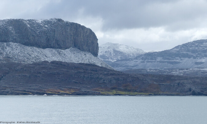 Bord de la coulée précédente sur laquelle on devine le débit prismatique (Kerguelen)