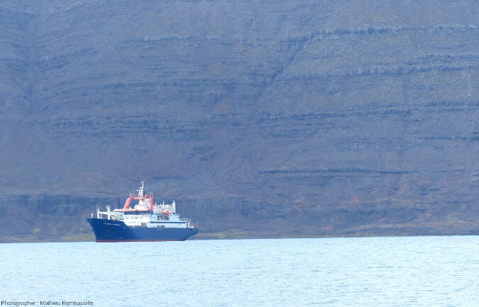 Coulées superposées de basalte constituant une falaise en escaliers, ou trapp, Baie de la Table (Kerguelen)