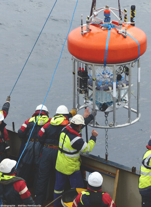 Déploiement d'un échantillonneur autonome fixé sur une ligne de mouillage déployée sur le plateau des Kerguelen lors de la mission océanographique SOCLIM