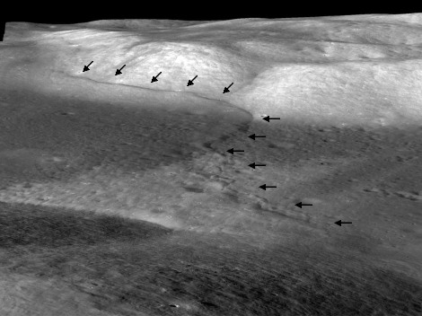 Vue oblique d'un escarpement lobé (souligné par les flèches noires) de la région de Taurus Littrow, Lune