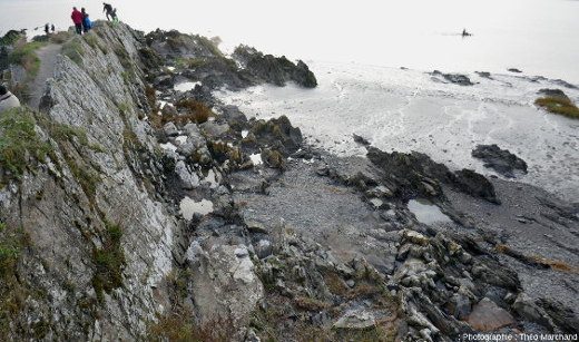 Affleurement de schistes briovériens sur la côte Nord de la baie du Mont-Saint-Michel, depuis la pointe du Grouin