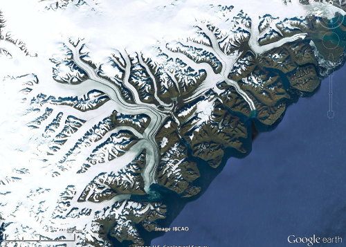 Vue satellite de glaciers côtiers de vallée groenlandais
