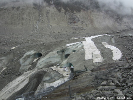 Surface du glacier à l'entrée de la Grotte de glace