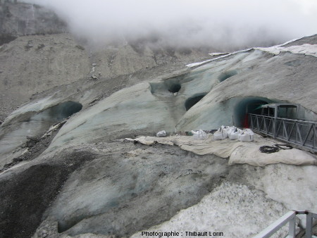 Surface du glacier à l'entrée de la Grotte de glace