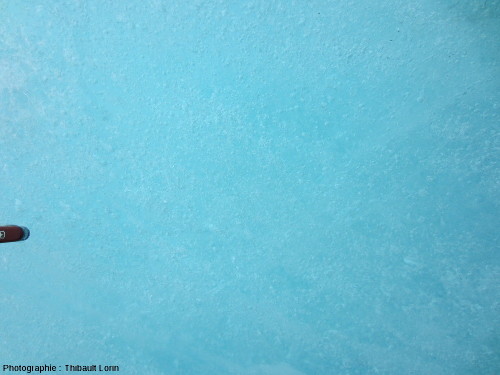 La glace d'un glacier est en réalité criblée de bulles d'air