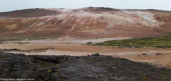 Vue d'ensemble du site hydrothermal appelé Hverir ou Námaskarð, au pied de la crête Námafjall, 150 m plus haute, à l'Est du lac Mývatn et au Sud du volcan Krafla (Islande)