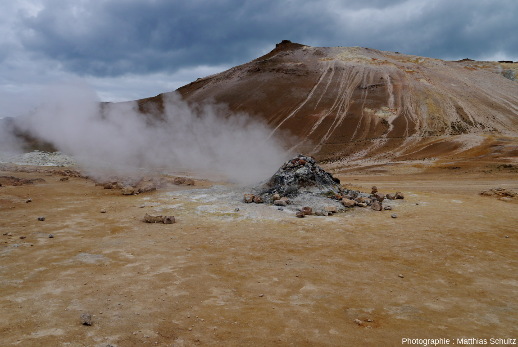 Fumerole active au pied de la crête Námafjall (Islande)