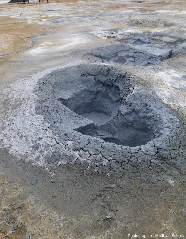 Marmites de boues temporairement presque à sec au pied de la crête Námafjall (Islande)