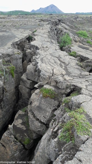 Fissure d'extension tectonique Grjótagjá dans les champs de lave de la rive Est du lac Mývatn, non loin du Hverfjall (Islande)