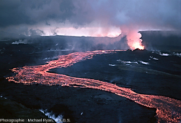 Photographie historique d'une coulée de lave du volcan Krafla lors des « nouveaux feux du Mývatn », en 1984, Islande