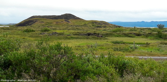 Chapelet de pseudocratères à Höfdi, sur la rive Est du lac Mývatn (Islande)