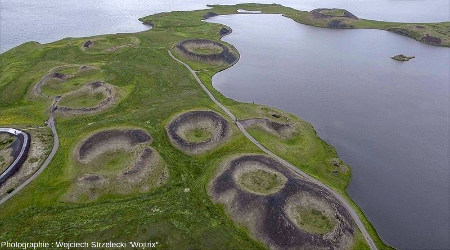 Vue aérienne de quelques pseudocratères du site de Skútustaðir, sur la rive Est du lac Mývatn (Islande)