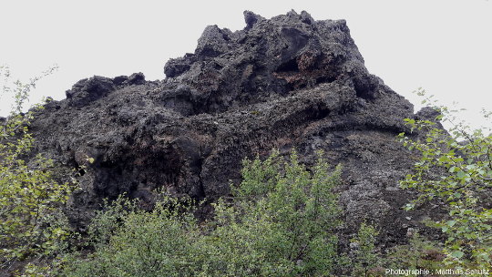 Un rocher noir du site de Dimmuborgir (« les châteaux sombres »), non loin de la rive Est du lac Mývatn (Islande)