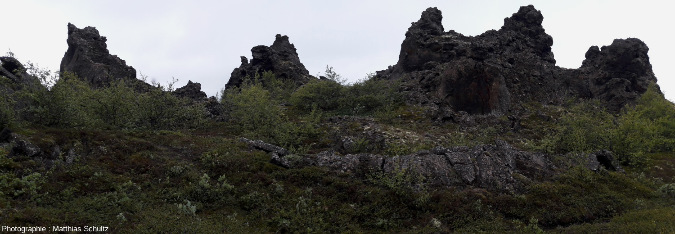 Le site de Dimmuborgir (« les châteaux sombres »), non loin de la rive est du lac Mývatn (Islande)
