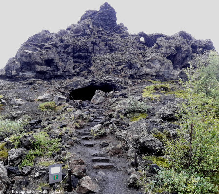 Détail de plusieurs tunnels de lave effondrés sur le site de Dimmuborgir (« les châteaux sombres »), non loin de la rive Est du lac Mývatn (Islande)