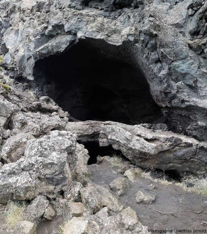 Détail d'une grotte de lave (tunnel de lave effondré) sur le site de Dimmuborgir, Islande