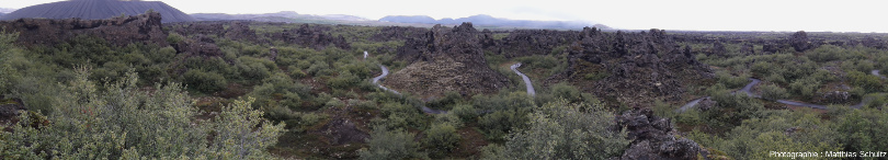 Panorama du site de Dimmuborgir depuis un point en surplomb (sommet de la coulée Jeune Laxà, non drainée à cet endroit, 15 m au-dessus du fond de l'ancien lac de lave), Islande