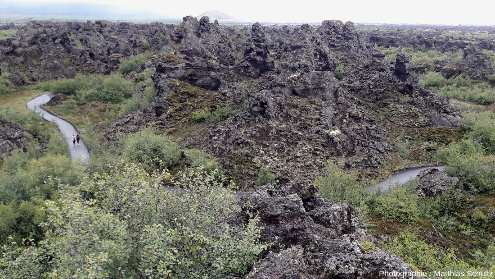Vue du site de Dimmuborgir depuis un point en surplomb (sommet de la coulée Jeune Laxà, non drainée à cet endroit), Islande