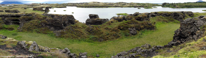 Les rochers noirs torturés (colonnes complexes) du site d'Höfdi, sur la rive Est du lac Mývatn (Islande)