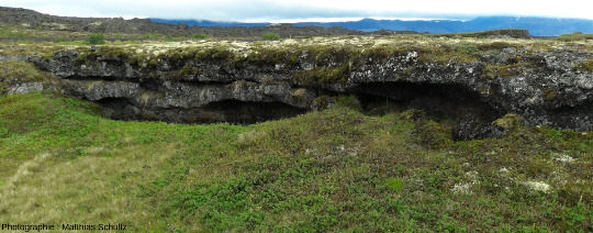 Détails d'arches basaltiques sur le site d'Höfdi, sur la rive Est du lac Mývatn (Islande)