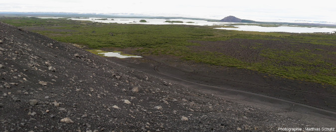 Panorama de la coulée Jeune Laxà, dans l'Est du lac Mývatn, vu depuis le cône de scories Hverfjall (Islande)