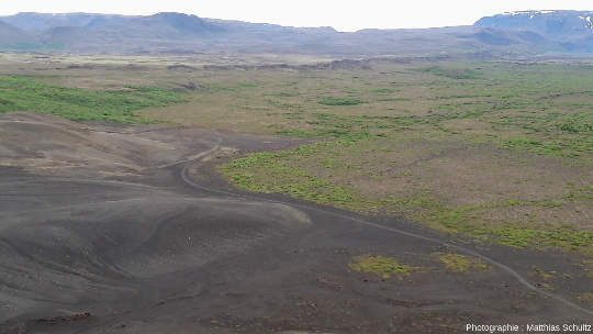 La fissure éruptive Lùdentsborgir, à l'Est du lac Mývatn (Islande), vu depuis le cône de scories Hverfjall