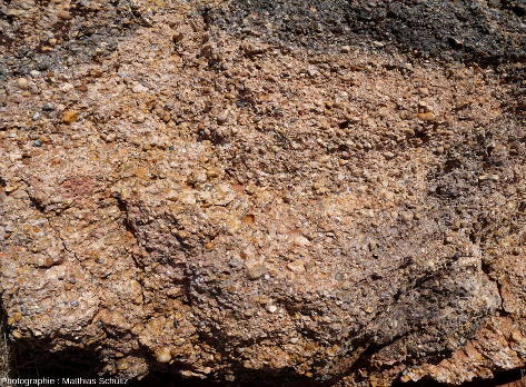 Vue rapprochée de blocs issus du démantèlement d'un diatrème de brèches magmatiques (et potentiellement également d'éjectas en surface), à proximité du village de Mexican Water, Arizona