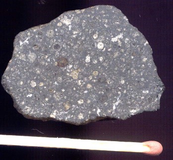 Tranche dans un fragment de chondrite carbonée, la chondrite d'Allende