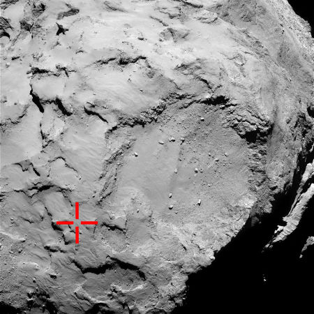 Position du point d'atterrissage prévu (croix rouge) reporté sur une image OSIRIS petit champ prise le 2 septembre 2014 (5 semaines avant la séparation Rosetta/Philae) depuis une distance de 50 km de la surface