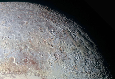 Vue d'ensemble de Tartarus Dorsa (en haut à droite de l'image globale de Pluton)