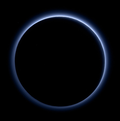 Lumière diffusée par l'atmosphère de Pluton, perçue par New Horizons située dans le cône d'ombre