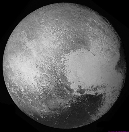 Vue globale en noir et blanc de Pluton photographié depuis 450 000 km