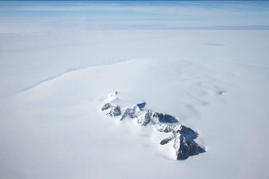 Un nunatak en Antarctique, mot d'origine groenlandaise désignant une montagne rocheuse dépassant d'une calotte glaciaire