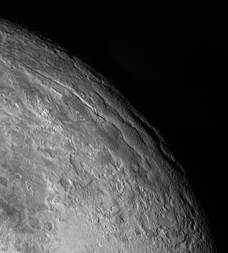 Une étrange morphologie près de l'équateur de Pluton, par 240° de longitude