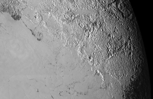 Partie Est du "cœur" de Pluton, nommé Tombaugh Regio (en haut à droite), à l'Est de Sputnik Planum (en bas à gauche)