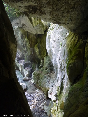 Aperçu en plongée des Gorges du Pont du Diable, brève et étroite entaille verticale creusée par l'eau dans les calcaires massifs du Jurassique supérieur (Malm) du Chablais