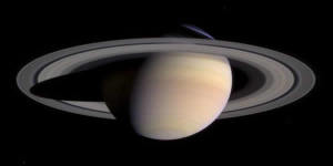 Photographie de Saturne (d = 120 000 km) et de ses anneaux, prise par Cassini le 27 mars 2004