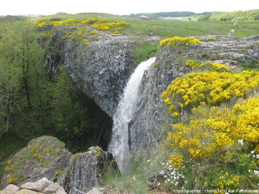 La cascade de Déroc vue de dessus, là où un ruisseau franchi la limite d'une ancienne coulée de basalte mise en relief par l'érosion