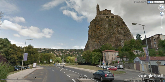 Le Rocher de Saint Michel l'Aiguilhe, cheminée volcanique constituée de brèche, et sa chapelle du 10ème siècle