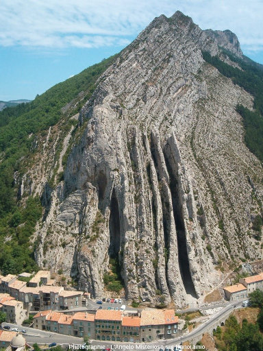 Les couches verticales de la rive gauche de la Durance à Sisteron
