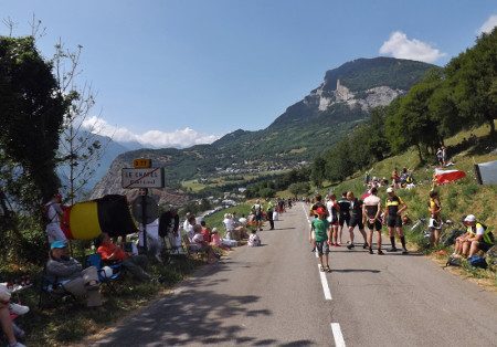 Plusieurs générations de spectateurs et, ici, des Belges, Polonais,Tchèques… sur le Tour de France 2015, attendant les cyclistes (Le Châtel, Vallée de la Maurienne)