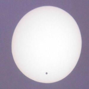 Observation du Soleil et du passage de Vénus projetés sur une feuille intercalée entre l'écran et la lunette