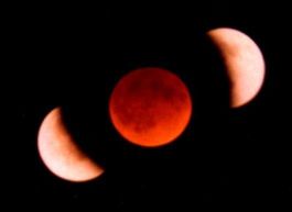 Montage de 3 photographies montrant 3 stades d'une éclipse de Lune.