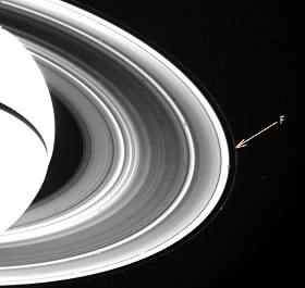 Image Voyager montrant l'anneau F de Saturne, à l'extérieur des anneaux C, B et A